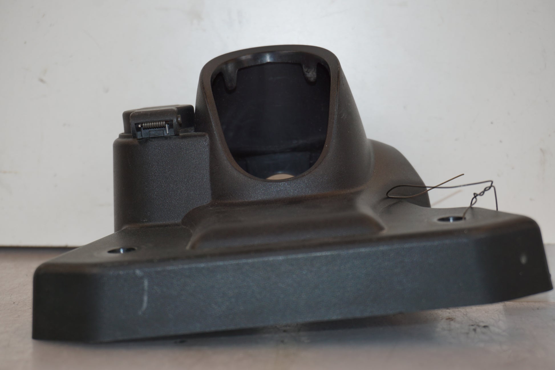 Baksidan på Tändningslåskåpa från en Triumph Tiger 800 -2011 motorcykel.