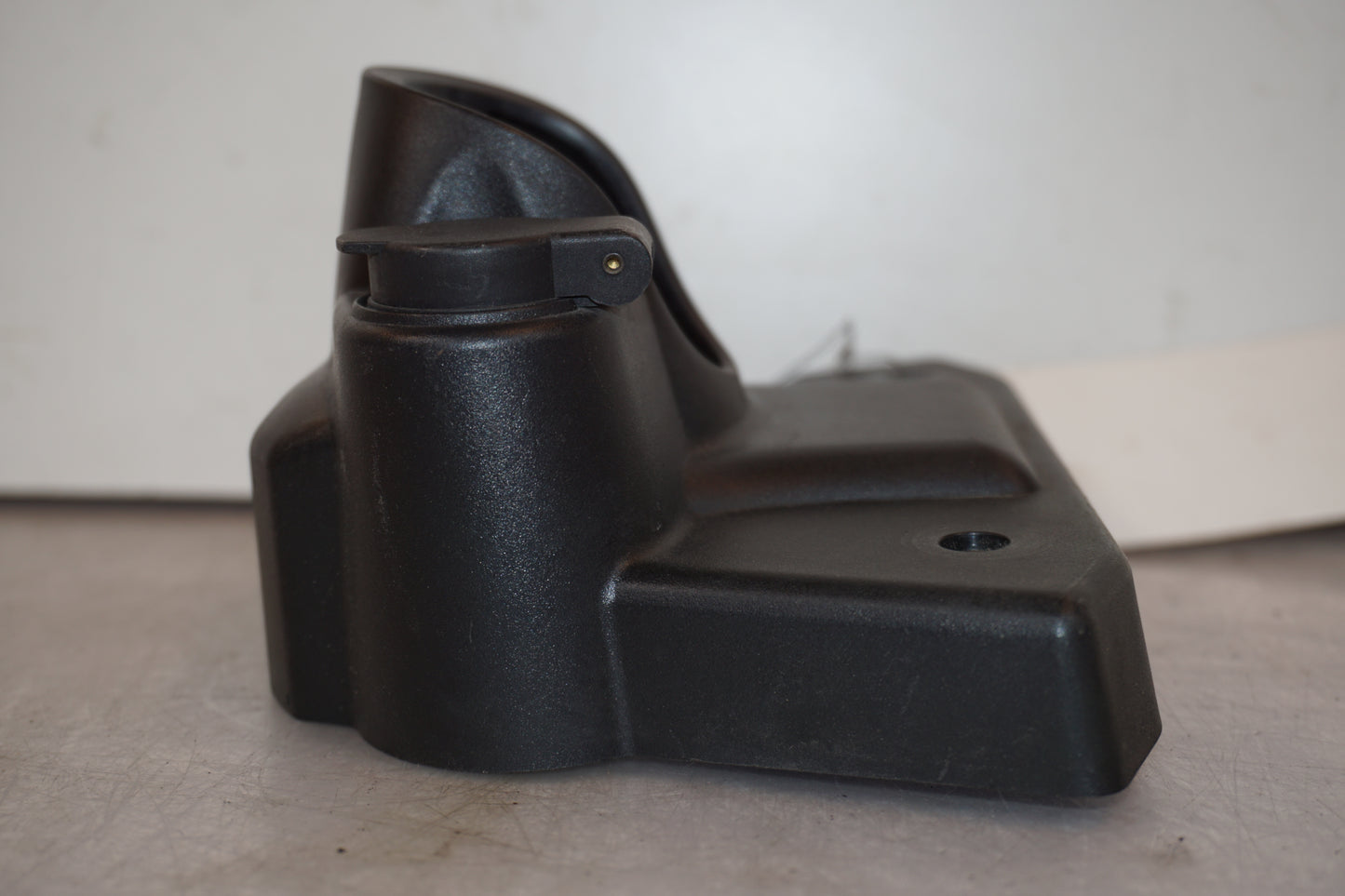 Höger sida på Tändningslåskåpa från en Triumph Tiger 800 -2011 motorcykel.