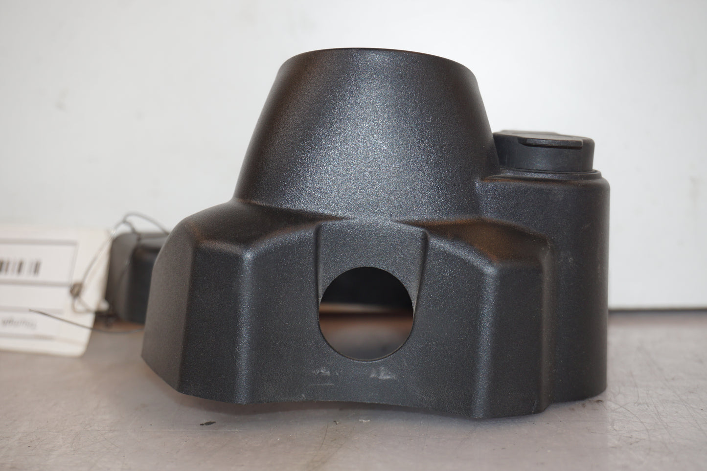 Vänster sida på Tändningslåskåpa från en Triumph Tiger 800 -2011 motorcykel.