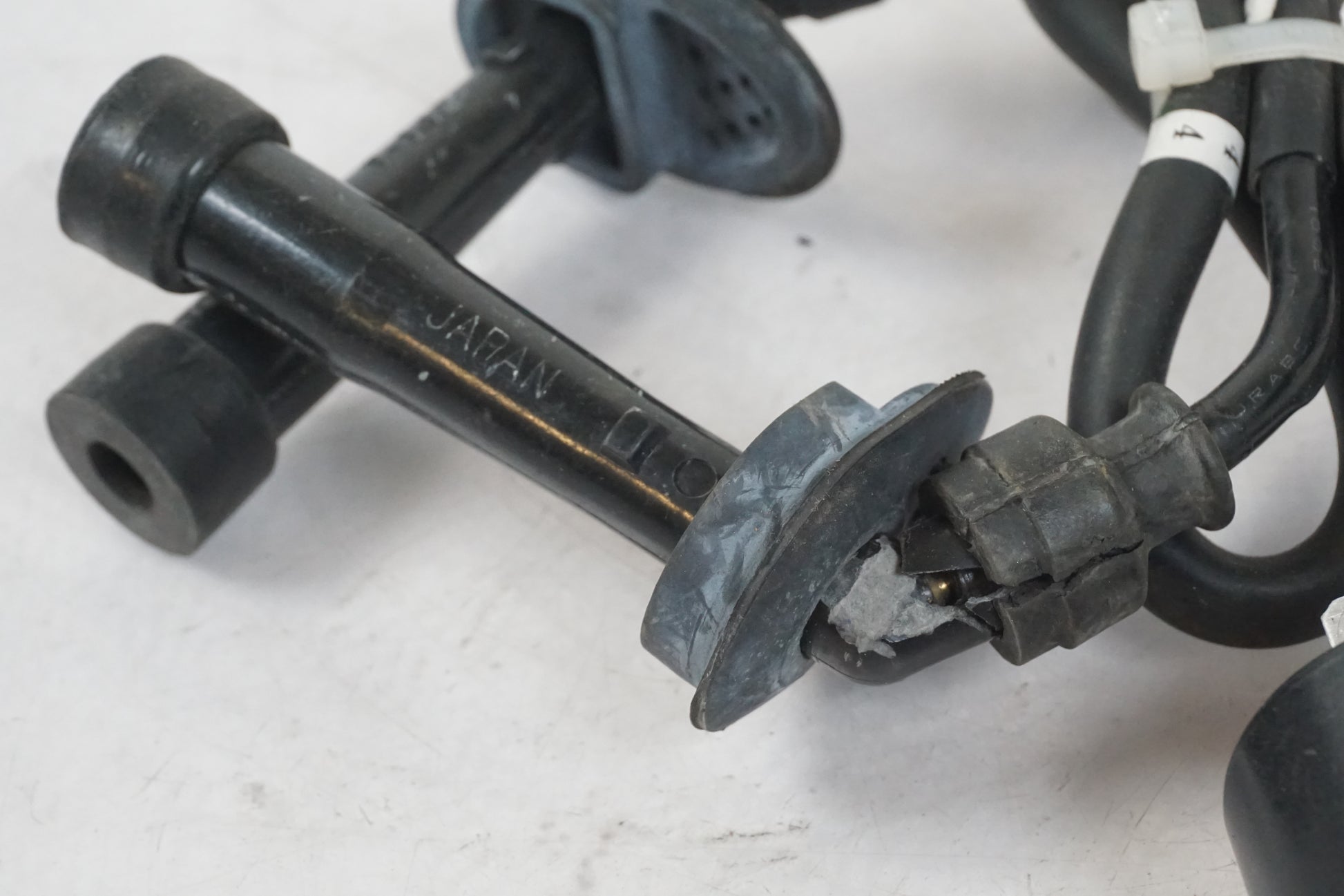 Vänster sida på Tändspole från en Suzuki GSX 1400 -2002 motorcykel.