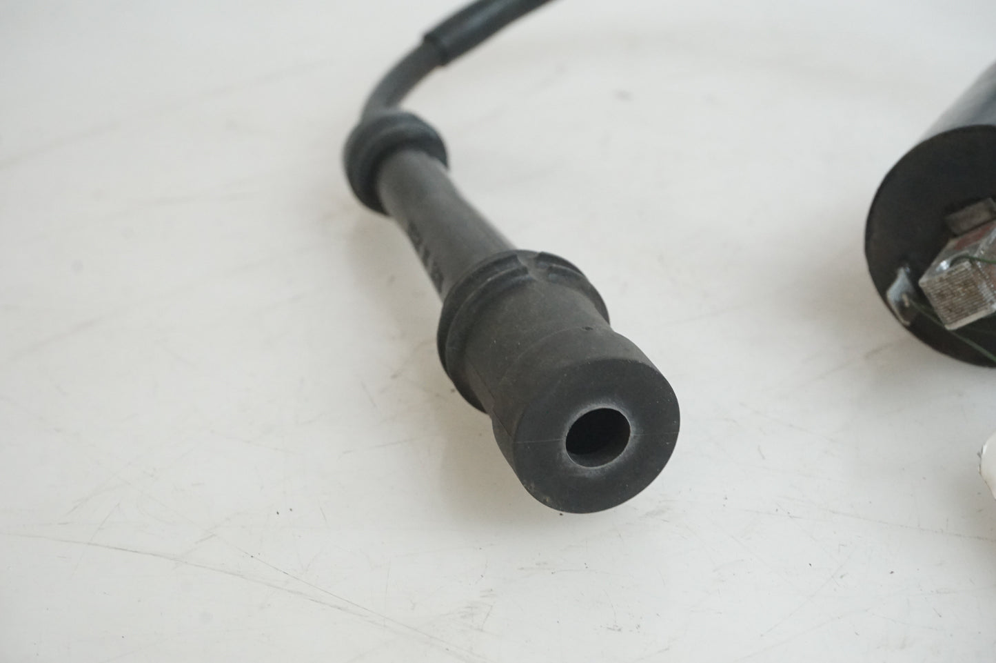 Höger sida på Tändspole från en Yamaha XVS 650 -1999 motorcykel.