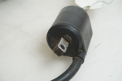 Vänster sida på Tändspole från en Yamaha XVS 650 -1999 motorcykel.