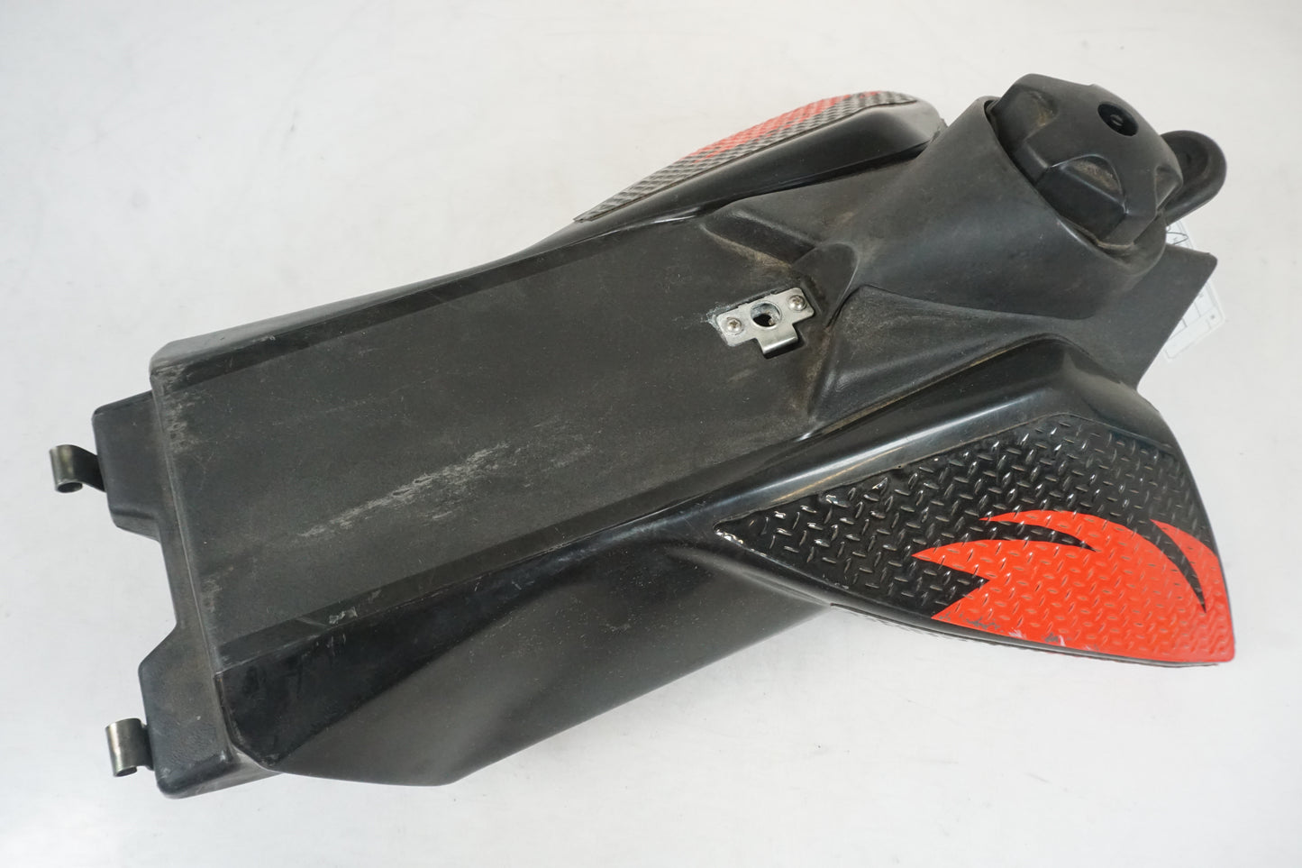 Framsidan på Bensintank från en Aprilia SXV 550 -2007 motorcykel.