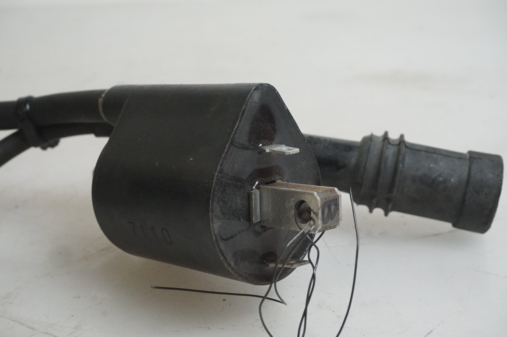 Baksidan på Tändspole från en Yamaha XVS 650 -1997 motorcykel.