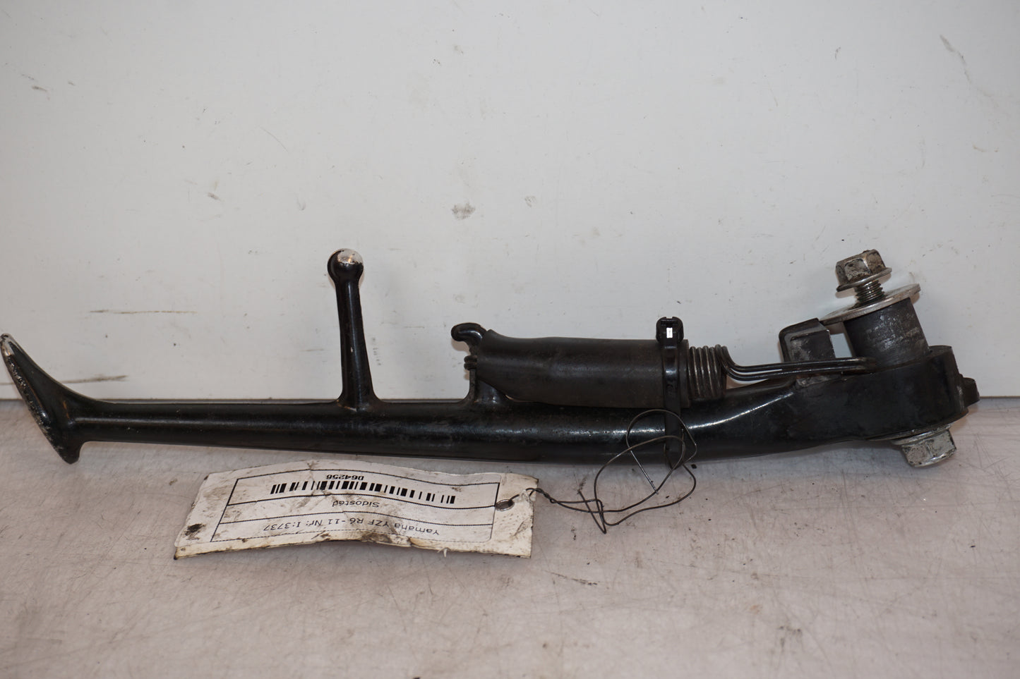 Vänster sida på Sidostöd från en Yamaha YZF R6 -2011 motorcykel.