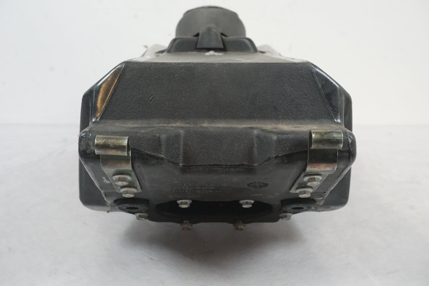 Snett nerifrån på Bensintank från en Aprilia SXV 550 -2007 motorcykel.