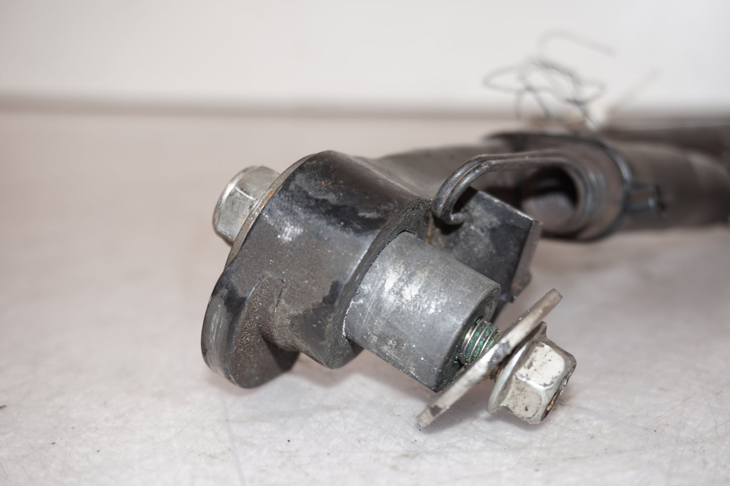 Snett nerifrån på Sidostöd från en Yamaha YZF R6 -2011 motorcykel.