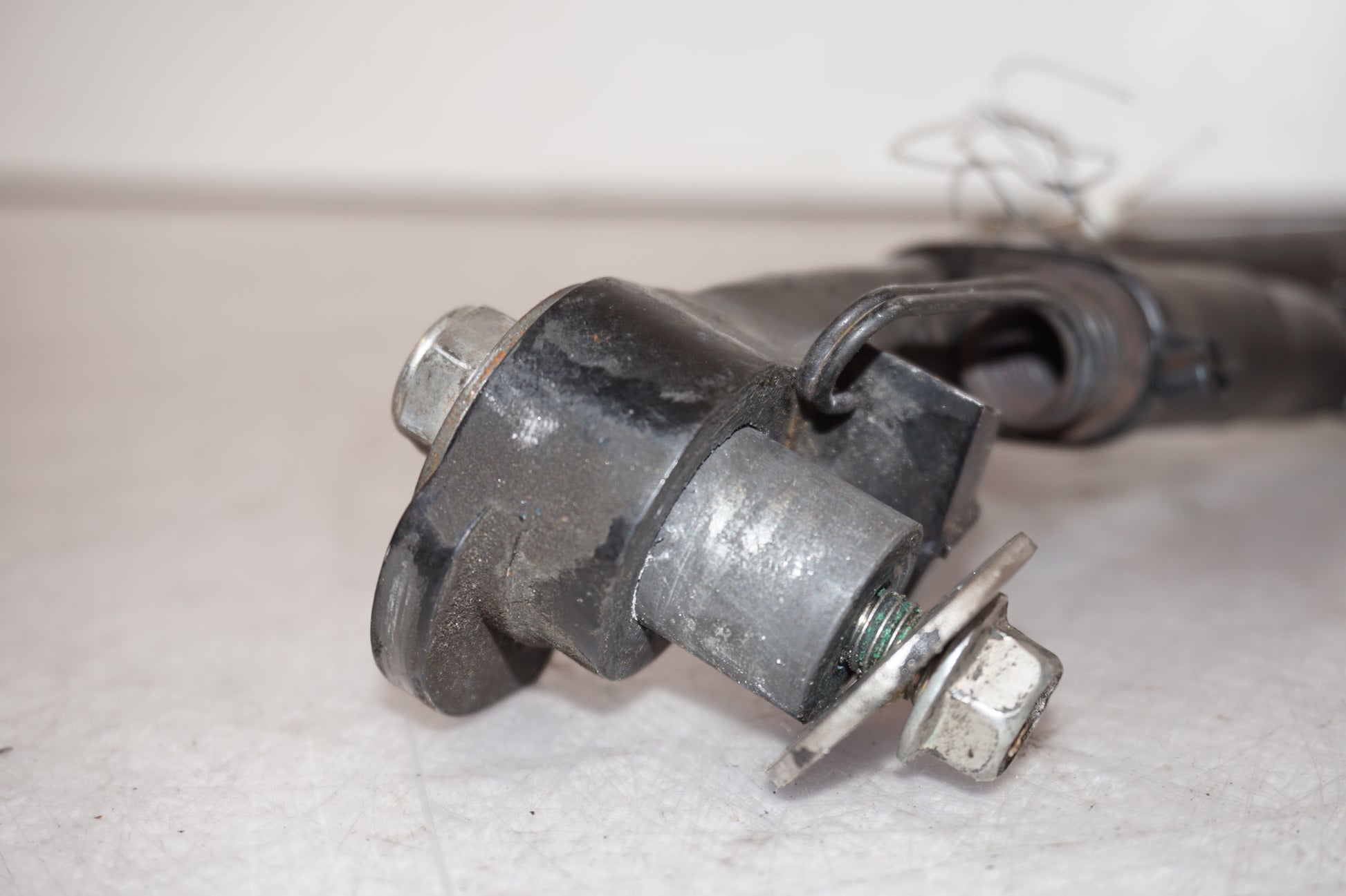 Snett nerifrån på Sidostöd från en Yamaha YZF R6 -2011 motorcykel.