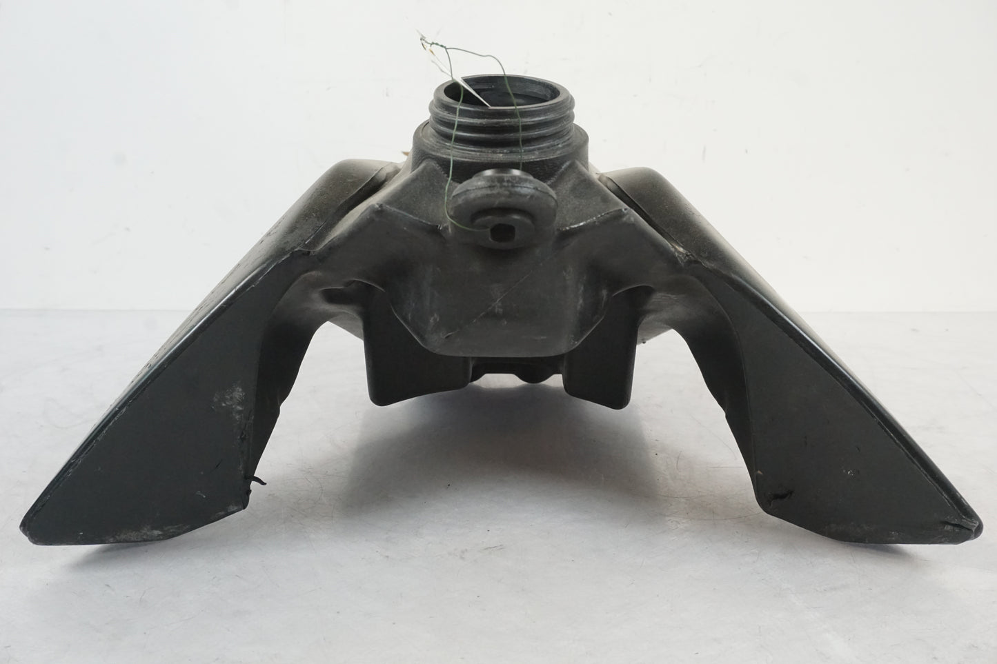 Vänster sida på Bensintank från en Aprilia SXV 550 -2008 motorcykel.