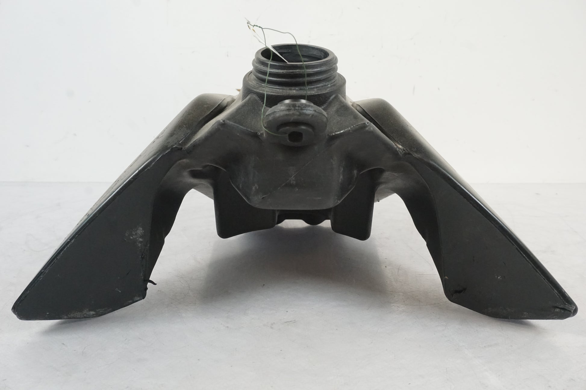 Vänster sida på Bensintank från en Aprilia SXV 550 -2008 motorcykel.