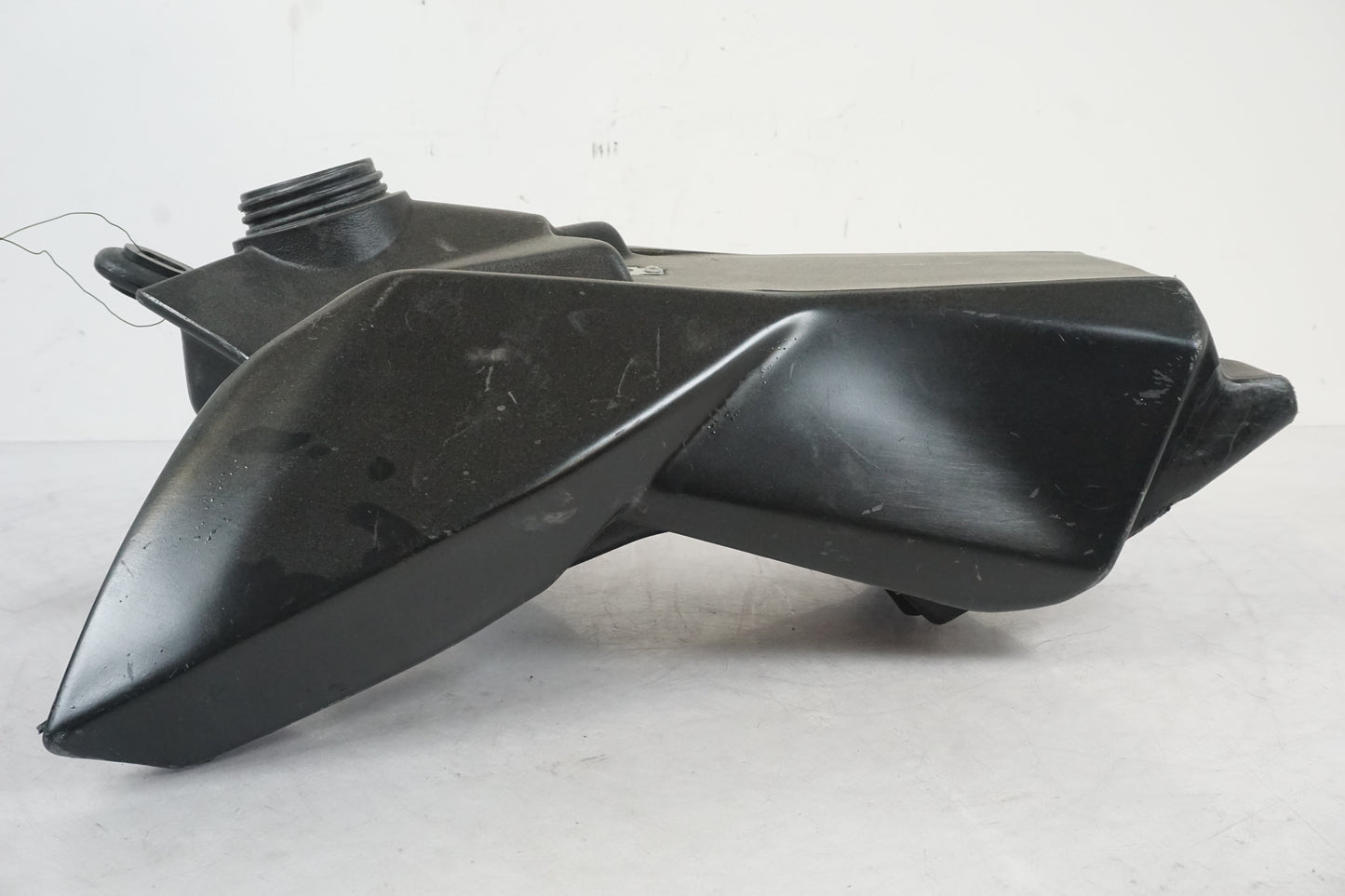 Snett uppifrån på Bensintank från en Aprilia SXV 550 -2008 motorcykel.