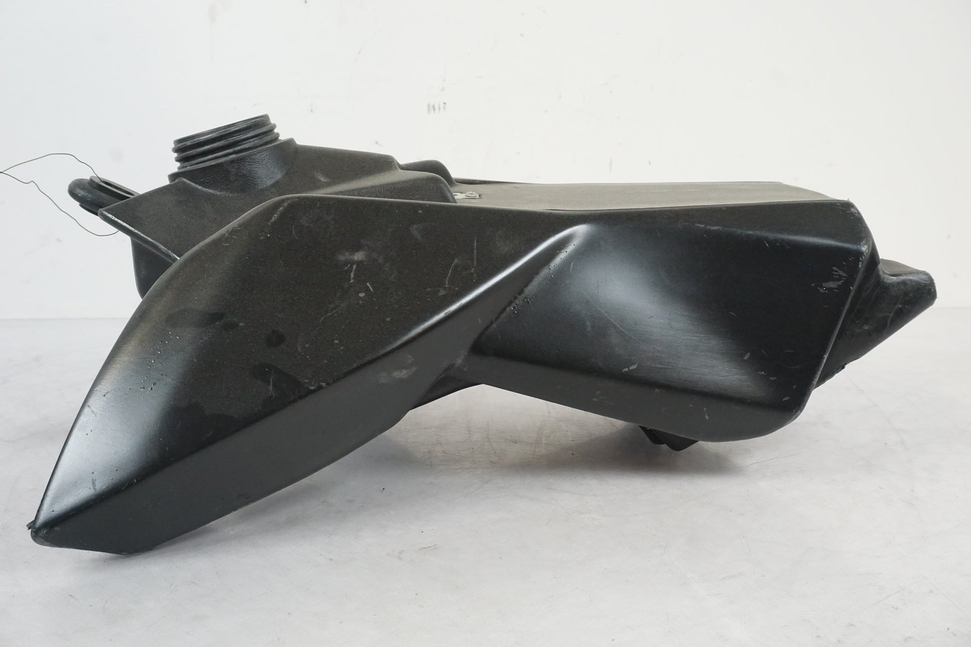 Snett uppifrån på Bensintank från en Aprilia SXV 550 -2008 motorcykel.