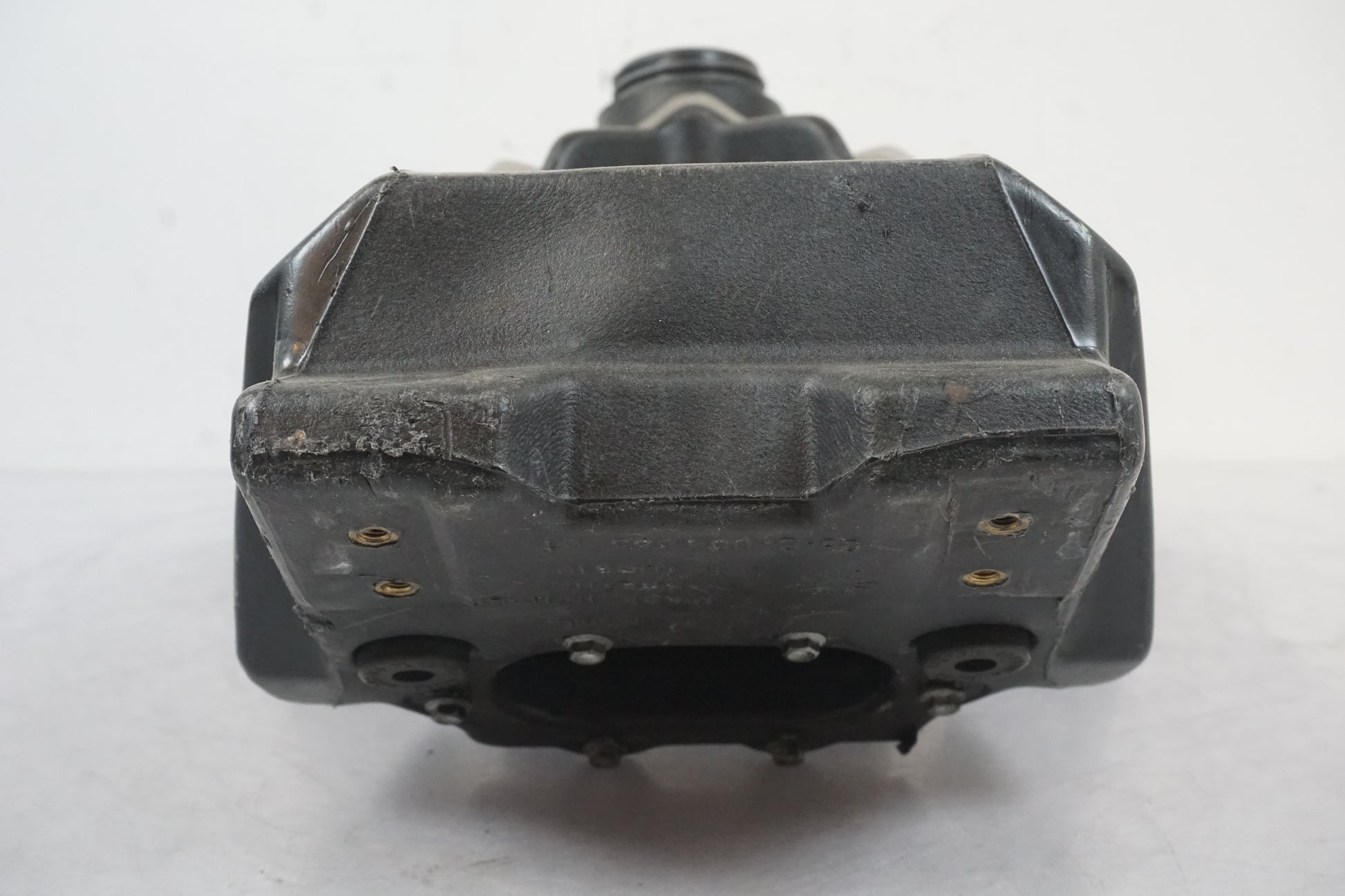 Snett nerifrån på Bensintank från en Aprilia SXV 550 -2008 motorcykel.