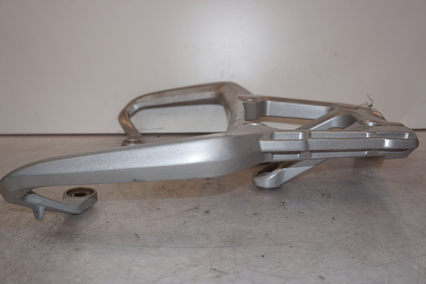 Höger sida på Pakethållare från en Triumph Tiger -2012 motorcykel.