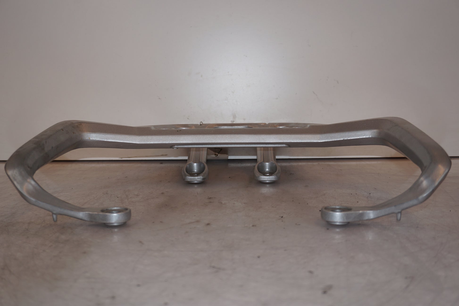 Vänster sida på Pakethållare från en Triumph Tiger -2012 motorcykel.