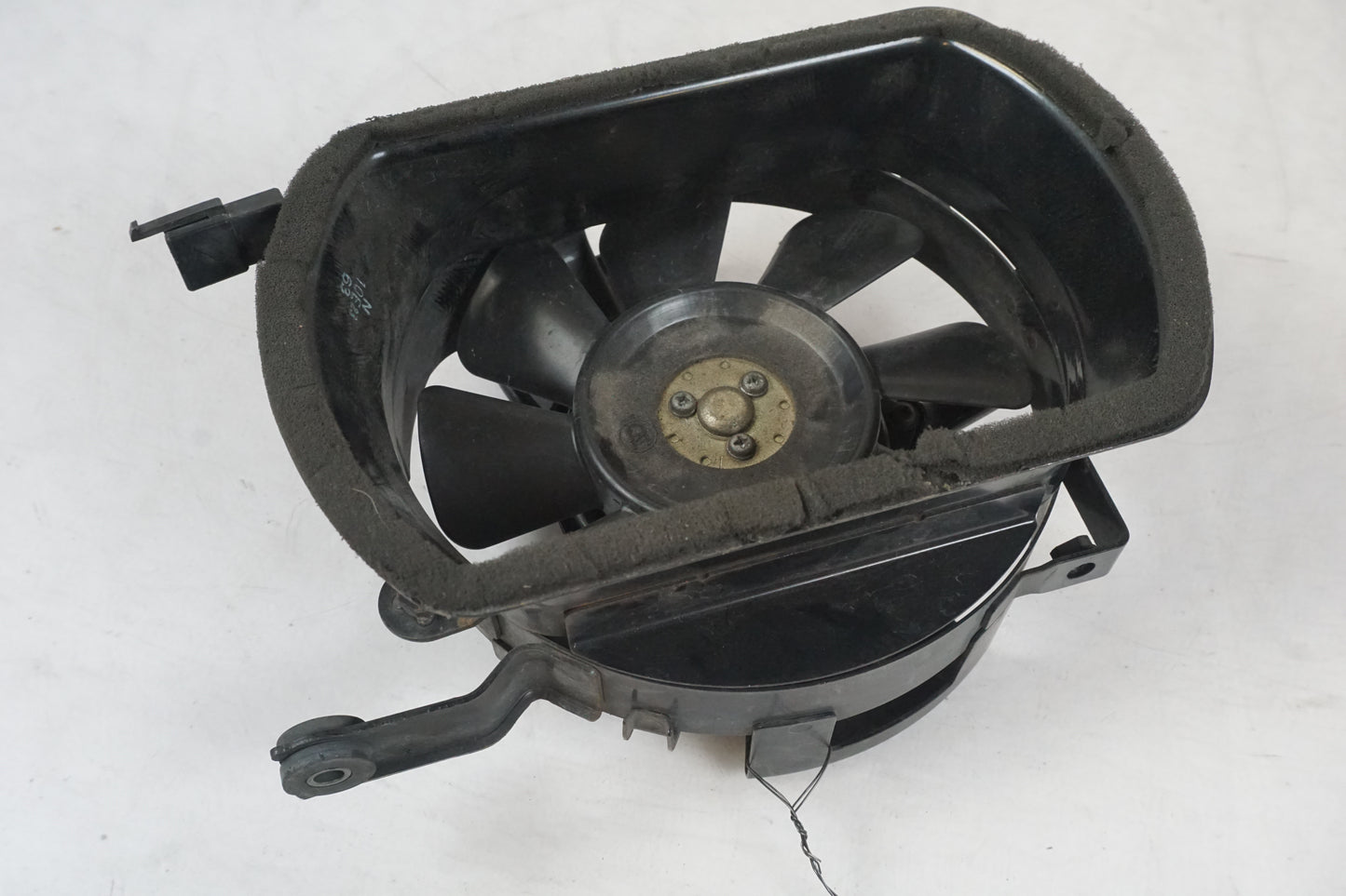 Framsidan på Vattenkylfläkt från en Suzuki VL 800 -2004 motorcykel.