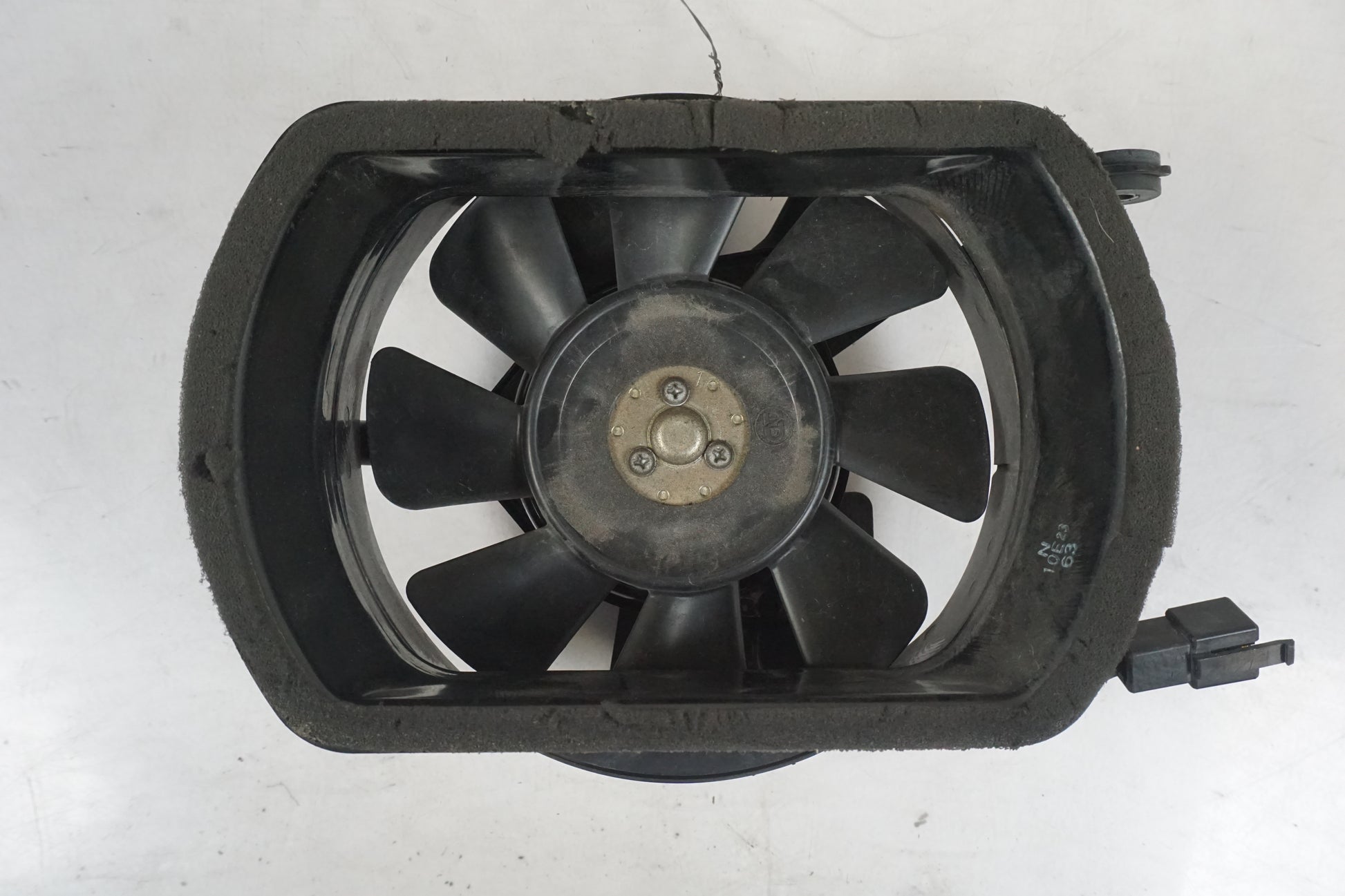 Baksidan på Vattenkylfläkt från en Suzuki VL 800 -2004 motorcykel.