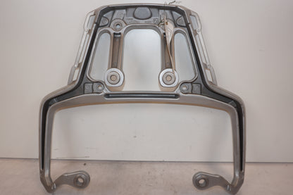 Snett nerifrån på Pakethållare från en Triumph Tiger -2012 motorcykel.