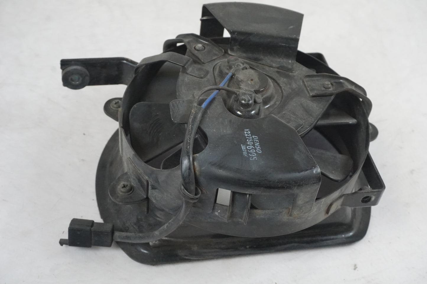 Höger sida på Vattenkylfläkt från en Suzuki VL 800 -2004 motorcykel.