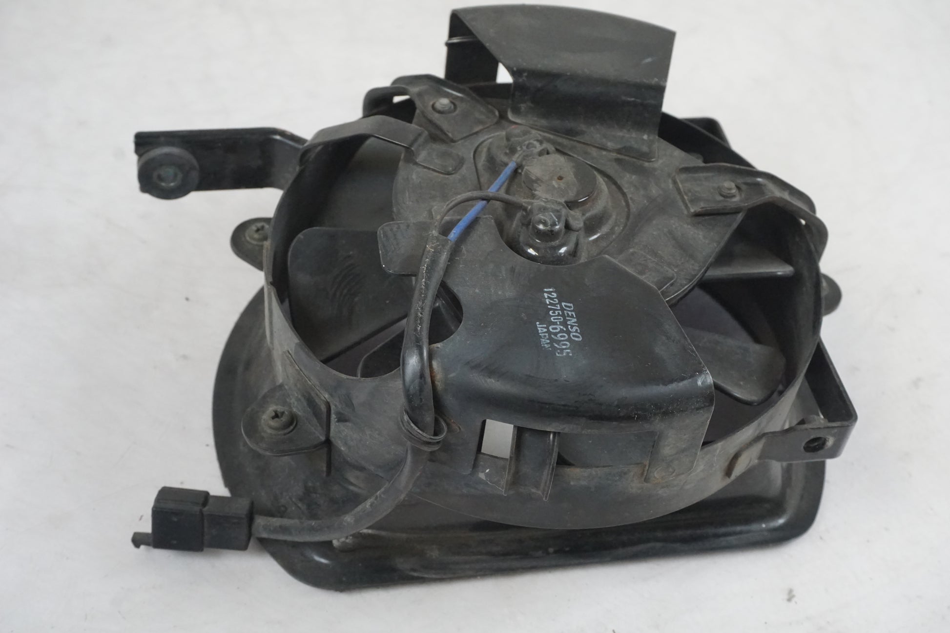 Höger sida på Vattenkylfläkt från en Suzuki VL 800 -2004 motorcykel.