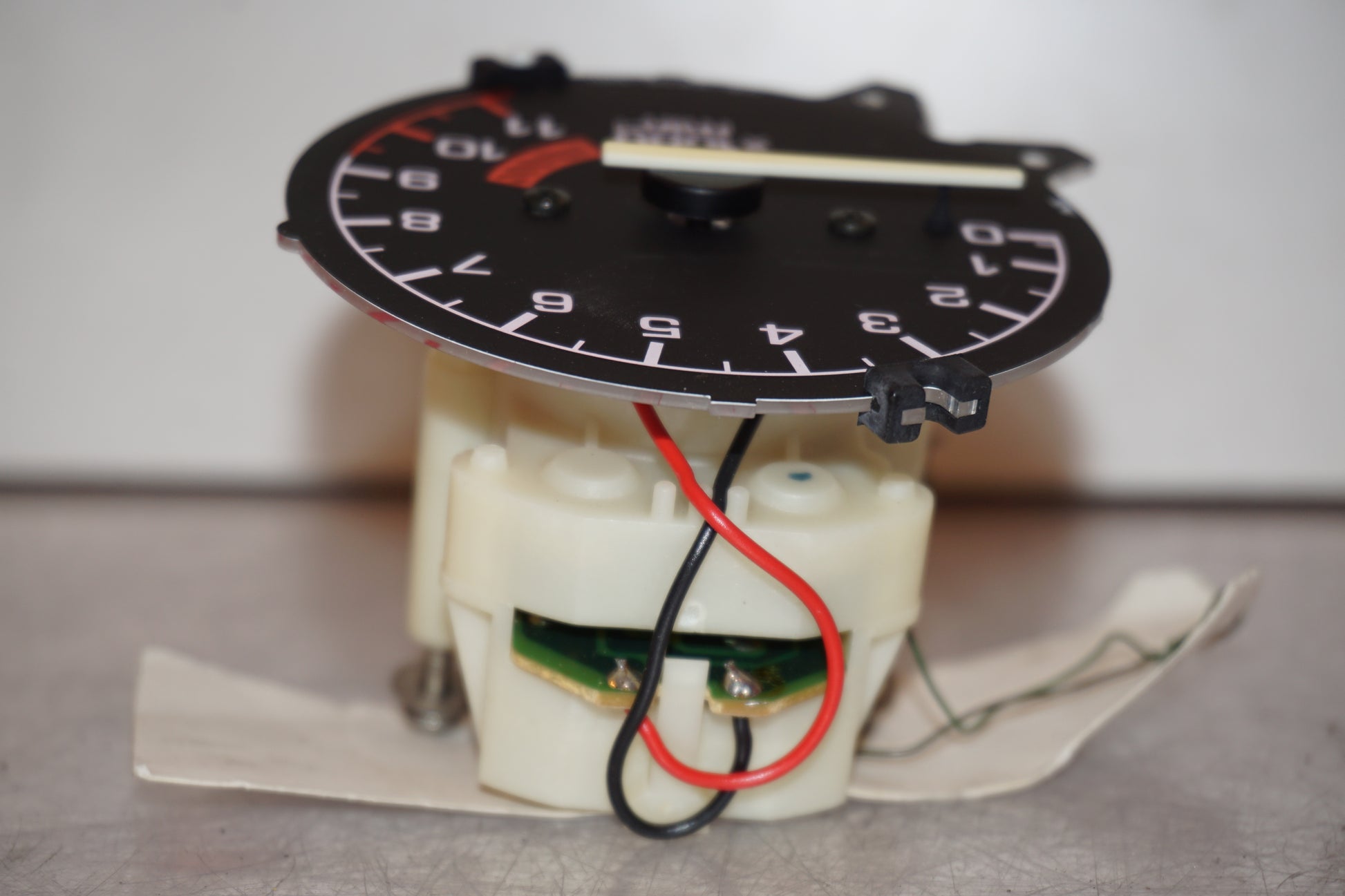 Vänster sida på Varvräknare från en Honda CB 750 SF -1999 motorcykel.