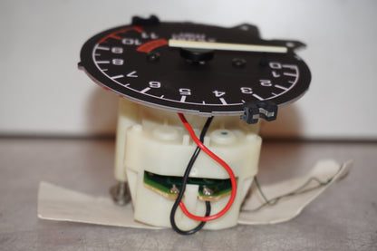 Vänster sida på Varvräknare från en Honda CB 750 SF -1999 motorcykel.