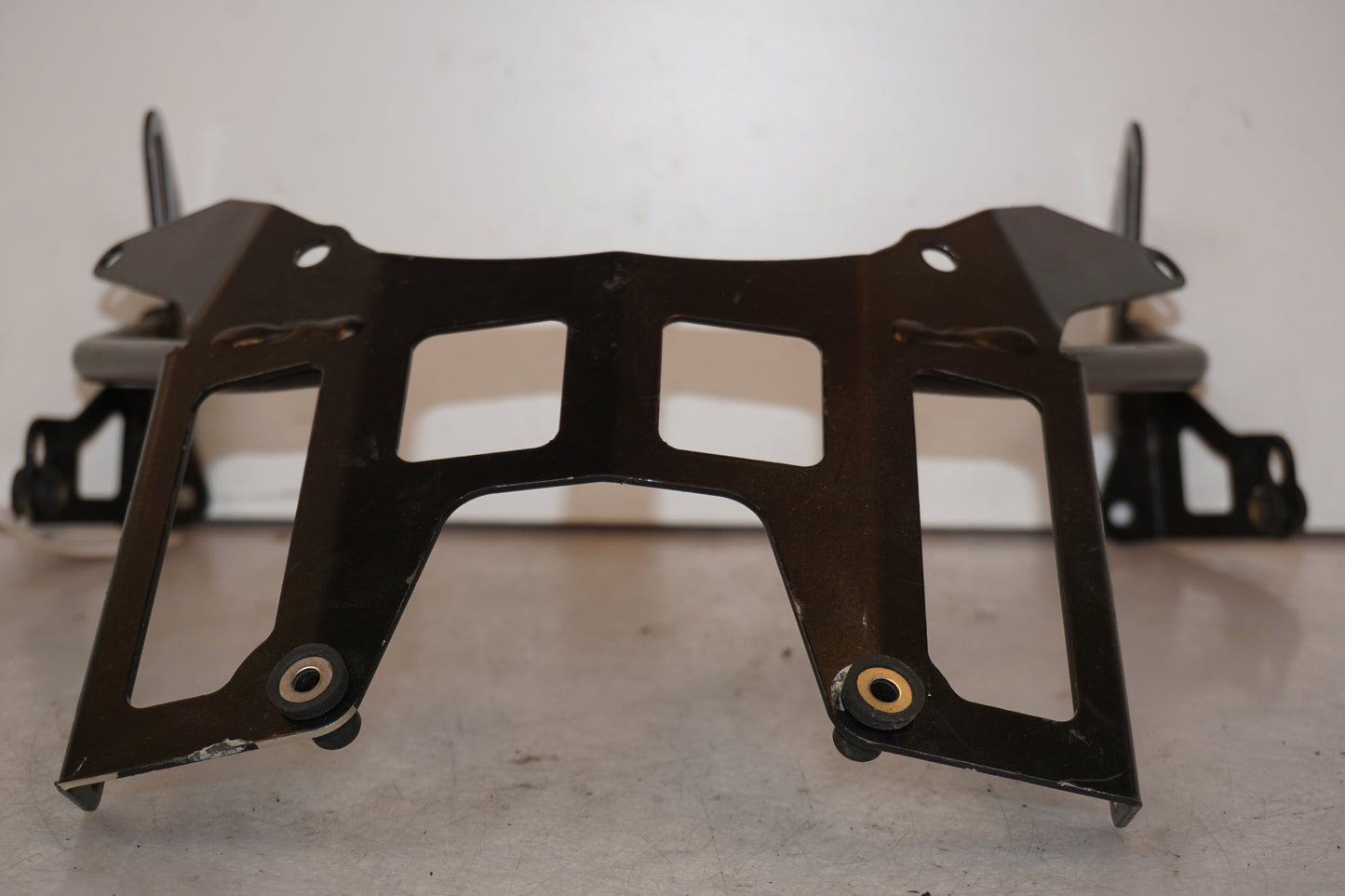 Baksidan på Rutfäste från en BMW F 650 GS -2010 motorcykel.