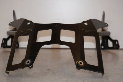 Baksidan på Rutfäste från en BMW F 650 GS -2010 motorcykel.