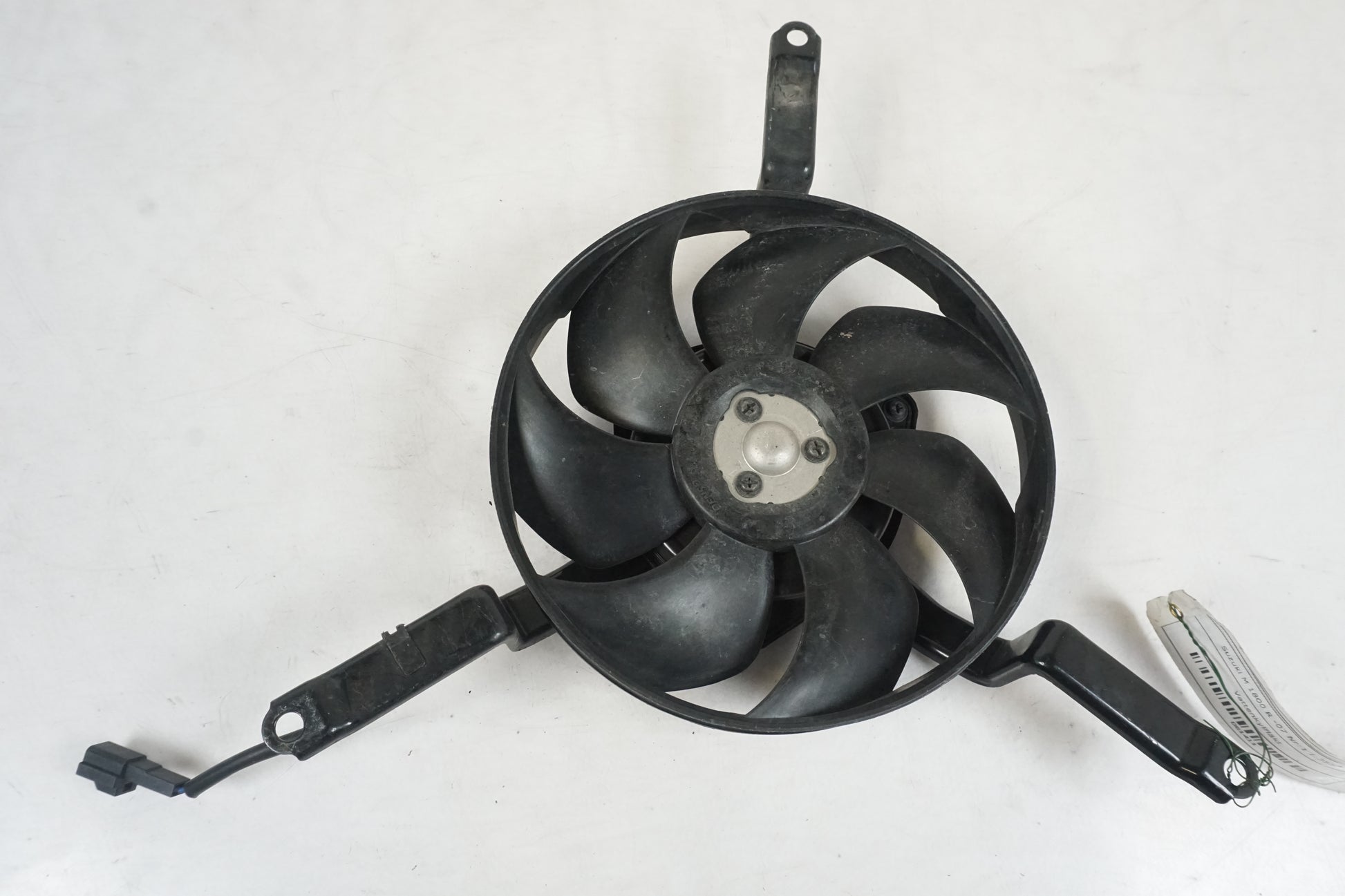Framsidan på Vattenkylfläkt från en Suzuki M 1800 -2007 motorcykel.