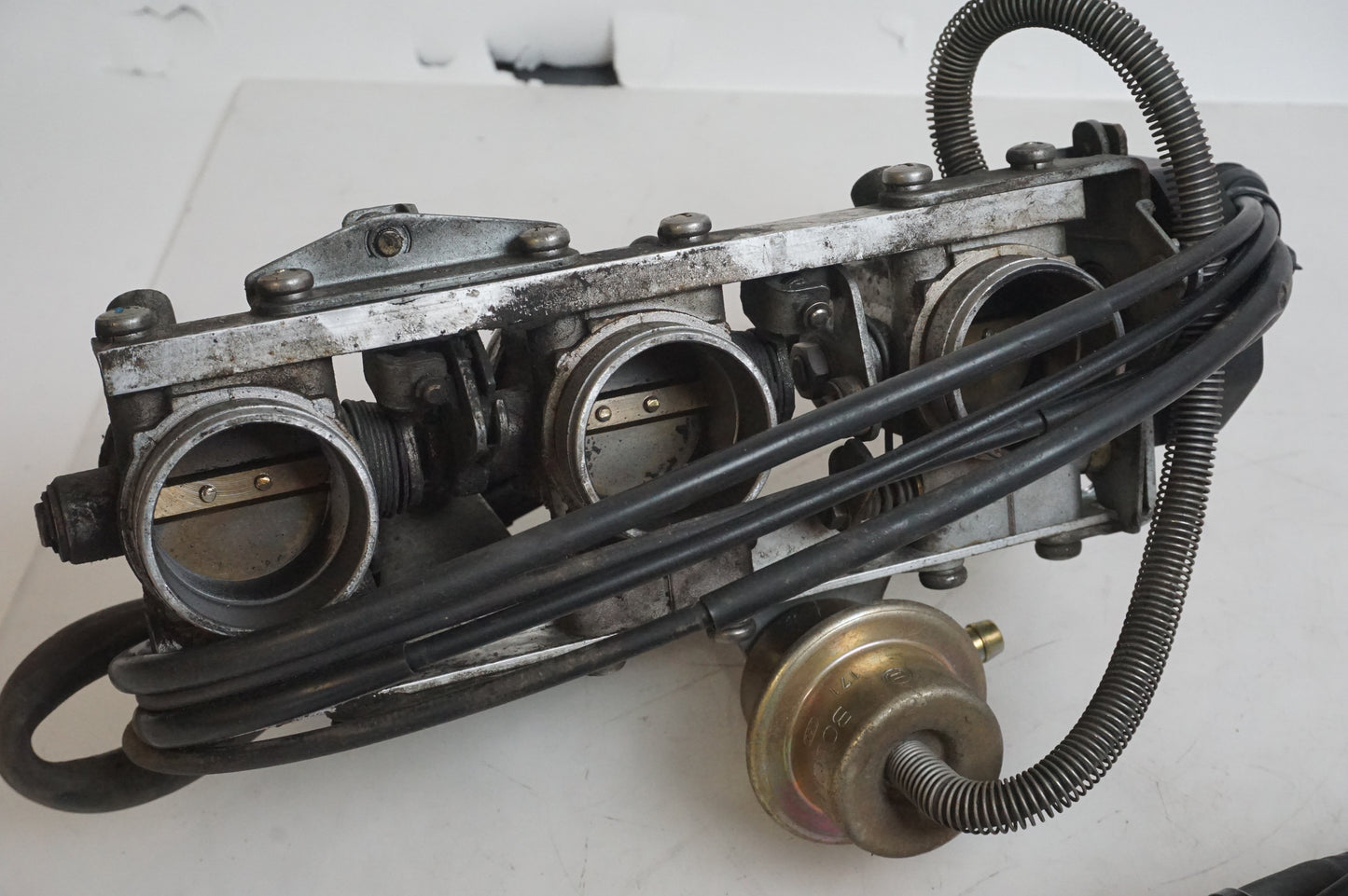 Höger sida på Spjällhus från en BMW K 75 -1992 motorcykel.