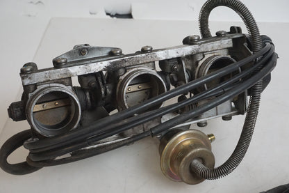 Höger sida på Spjällhus från en BMW K 75 -1992 motorcykel.