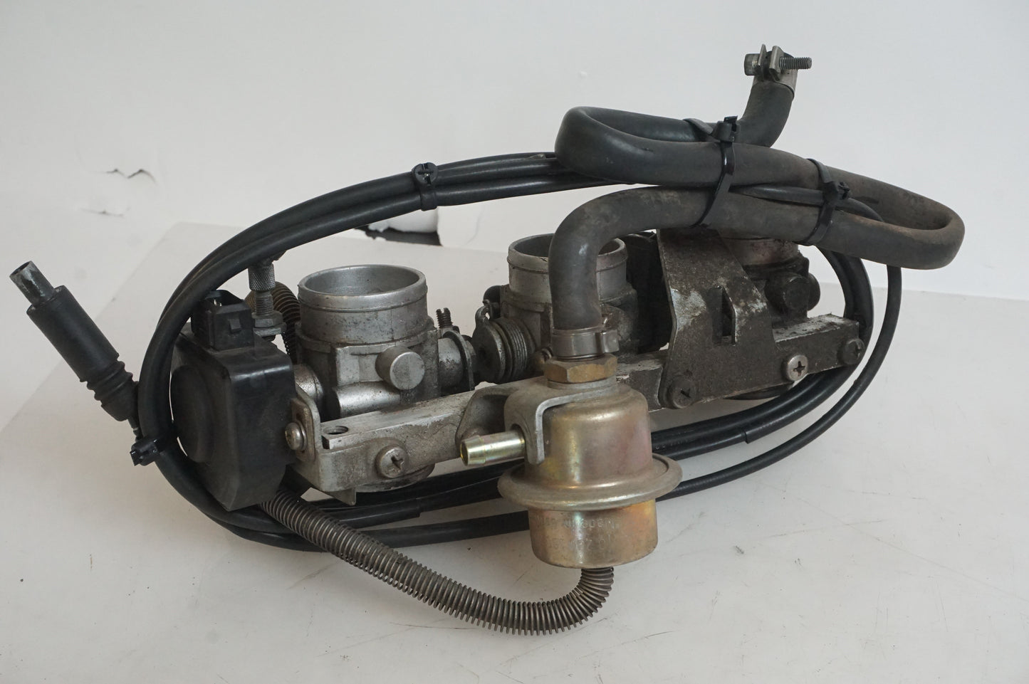 Vänster sida på Spjällhus från en BMW K 75 -1992 motorcykel.