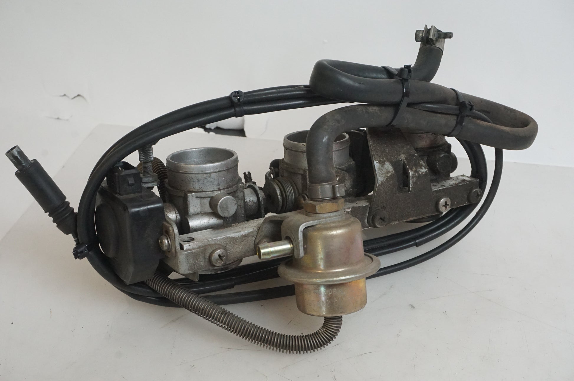 Vänster sida på Spjällhus från en BMW K 75 -1992 motorcykel.