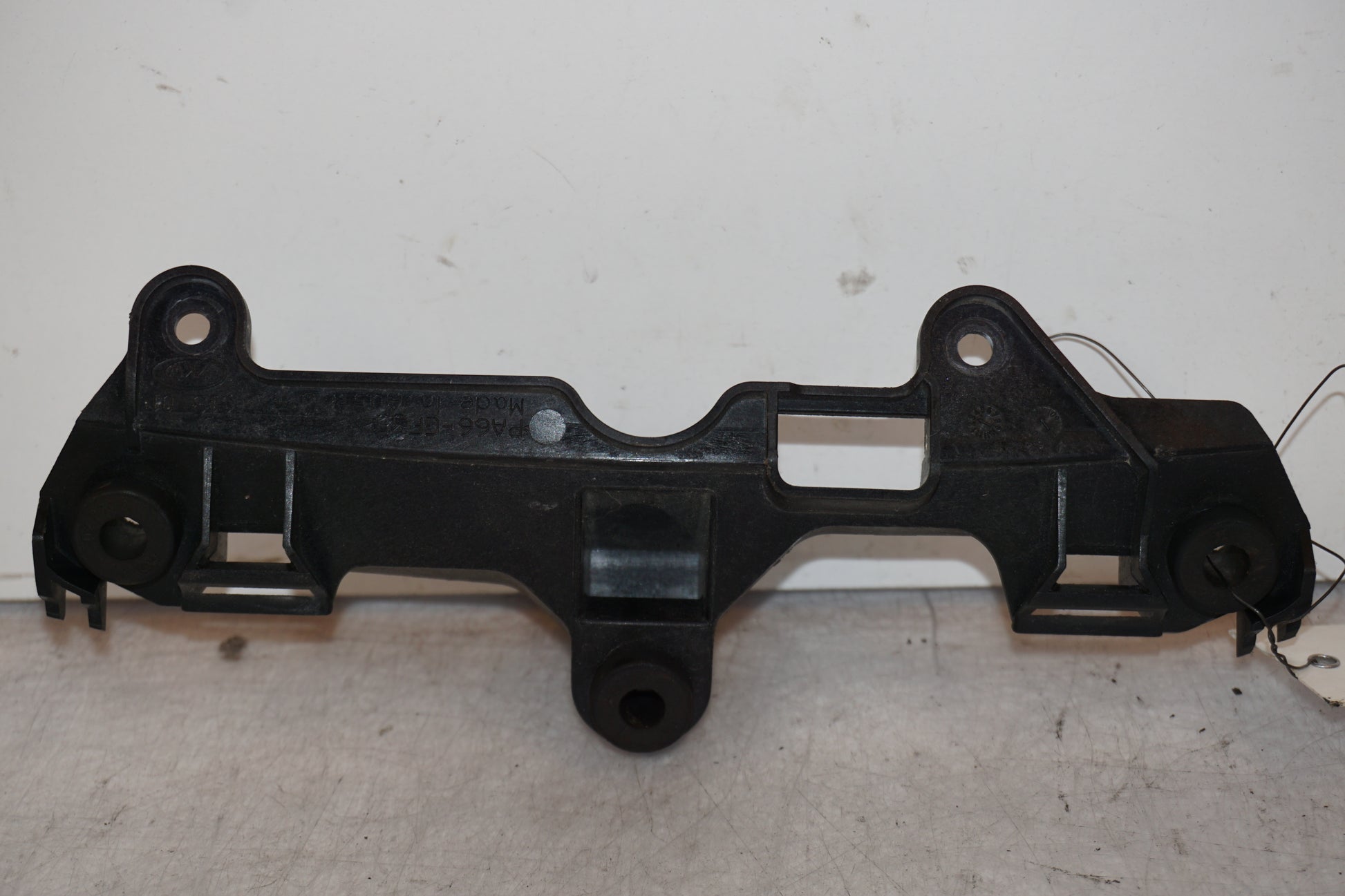 Framsidan på Instrumentpanelsfäste från en BMW K 1200 S -2006 motorcykel.