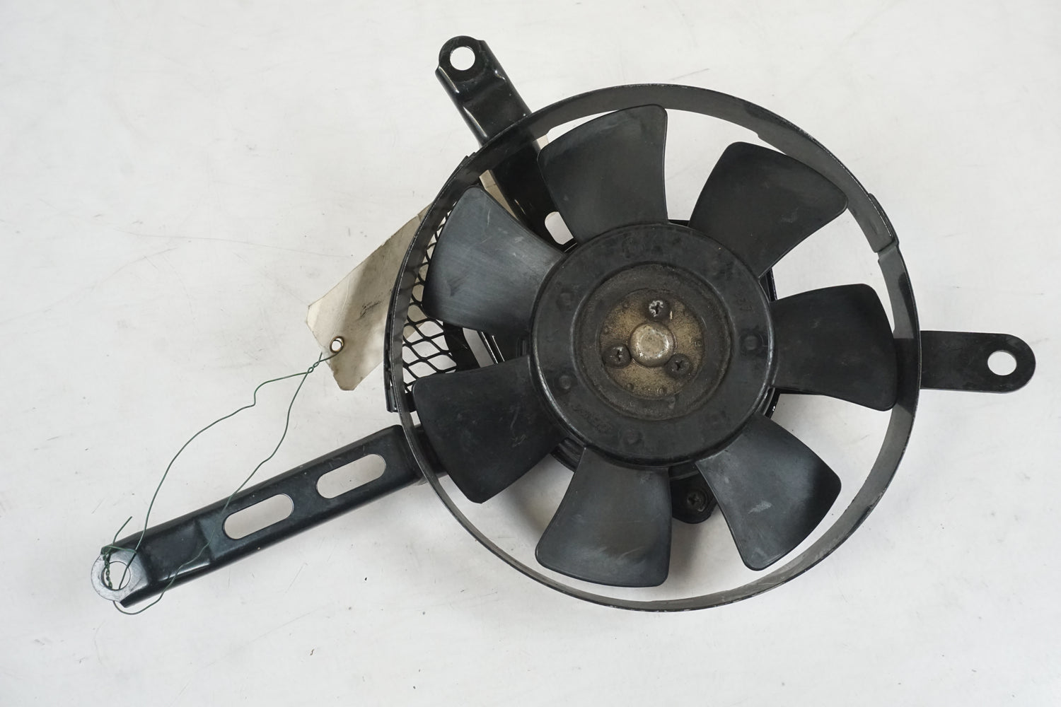 Framsidan på Vattenkylfläkt från en Suzuki GSX-R 1000 -2004 motorcykel.