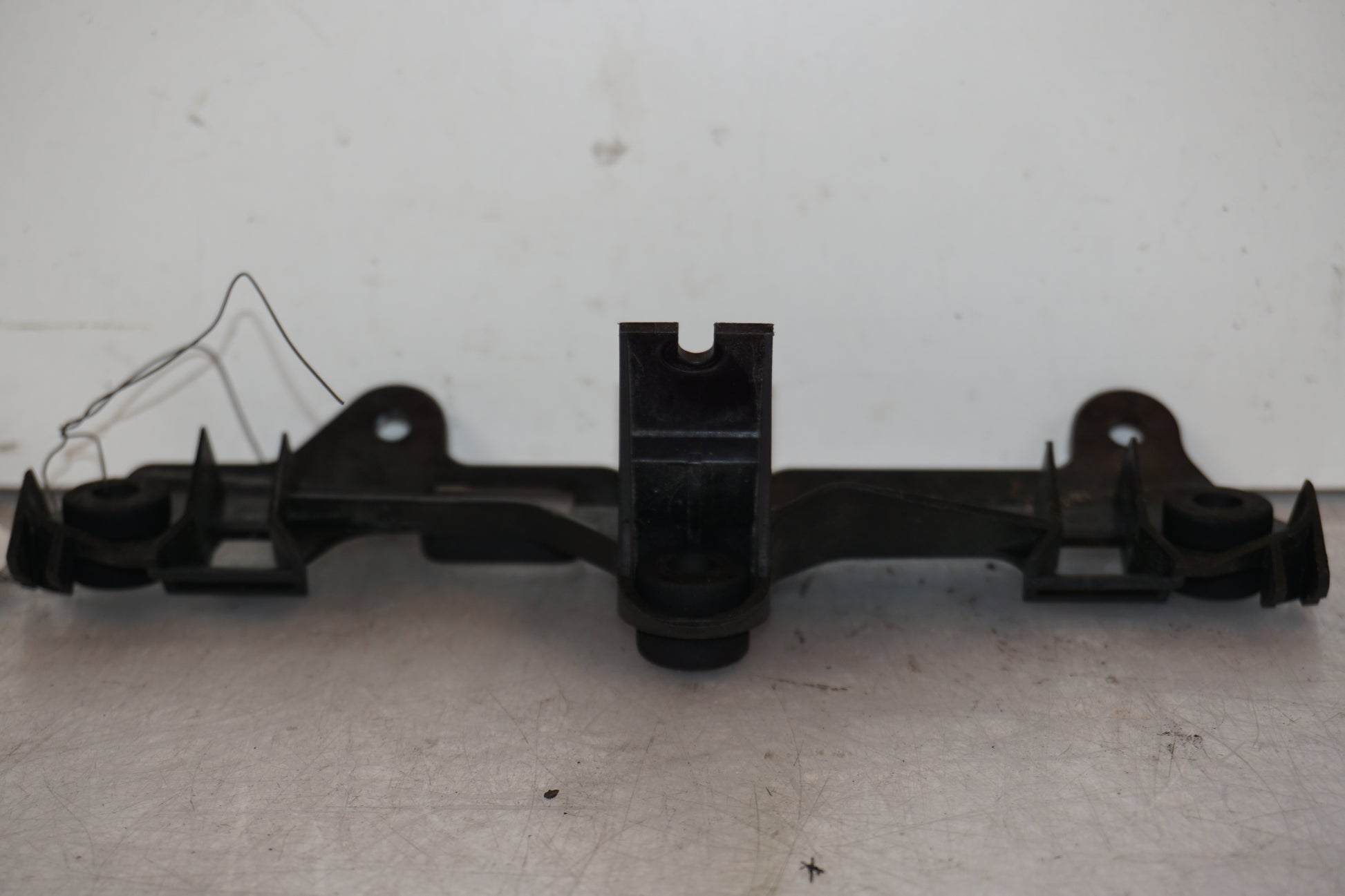 Vänster sida på Instrumentpanelsfäste från en BMW K 1200 S -2006 motorcykel.