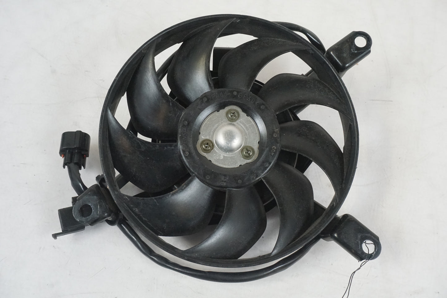 Framsidan på Vattenkylfläkt från en Suzuki DL 1000 -2003 motorcykel.