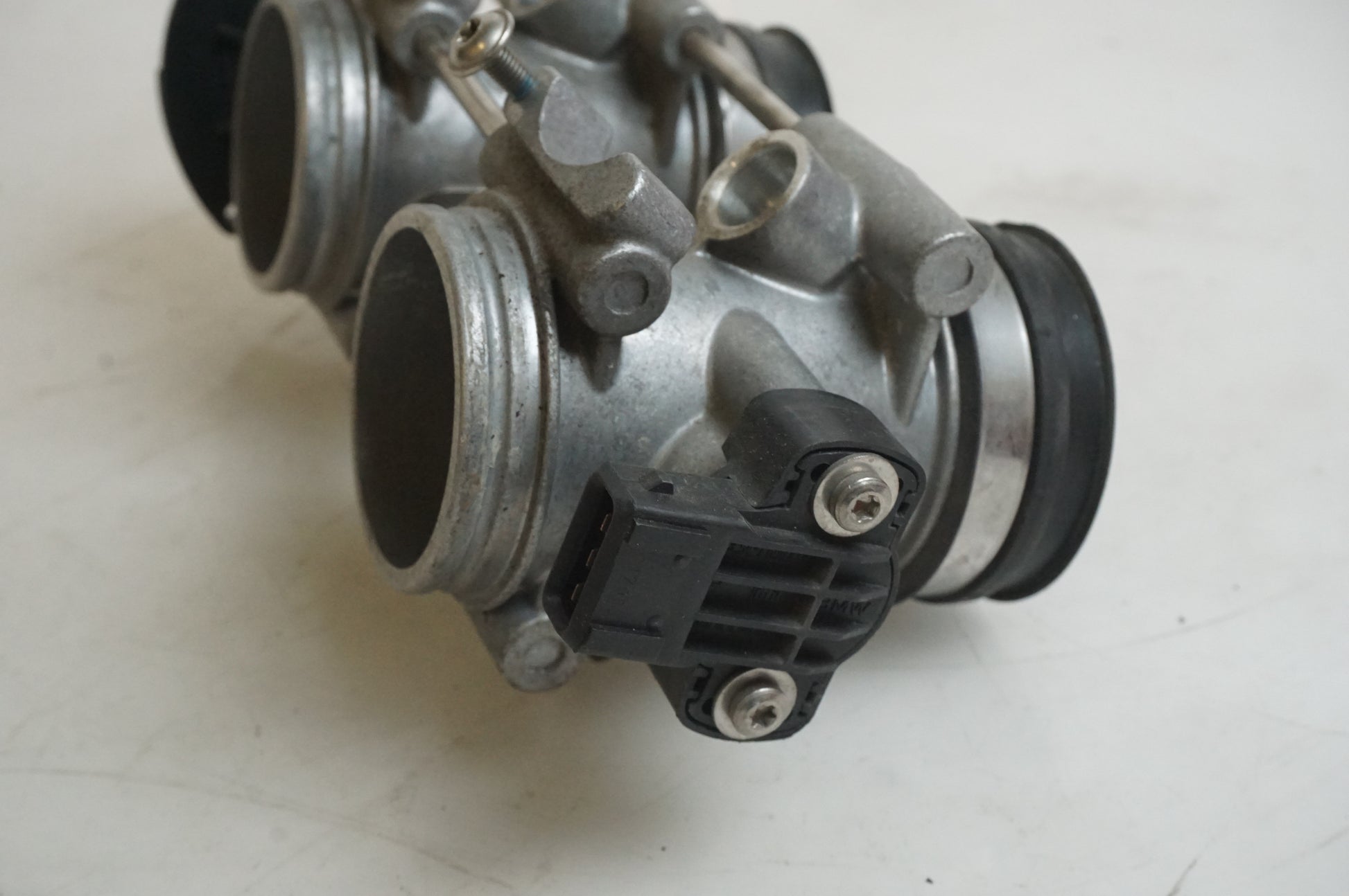 Baksidan på Spjällhus från en BMW F 800 S -2009 motorcykel.