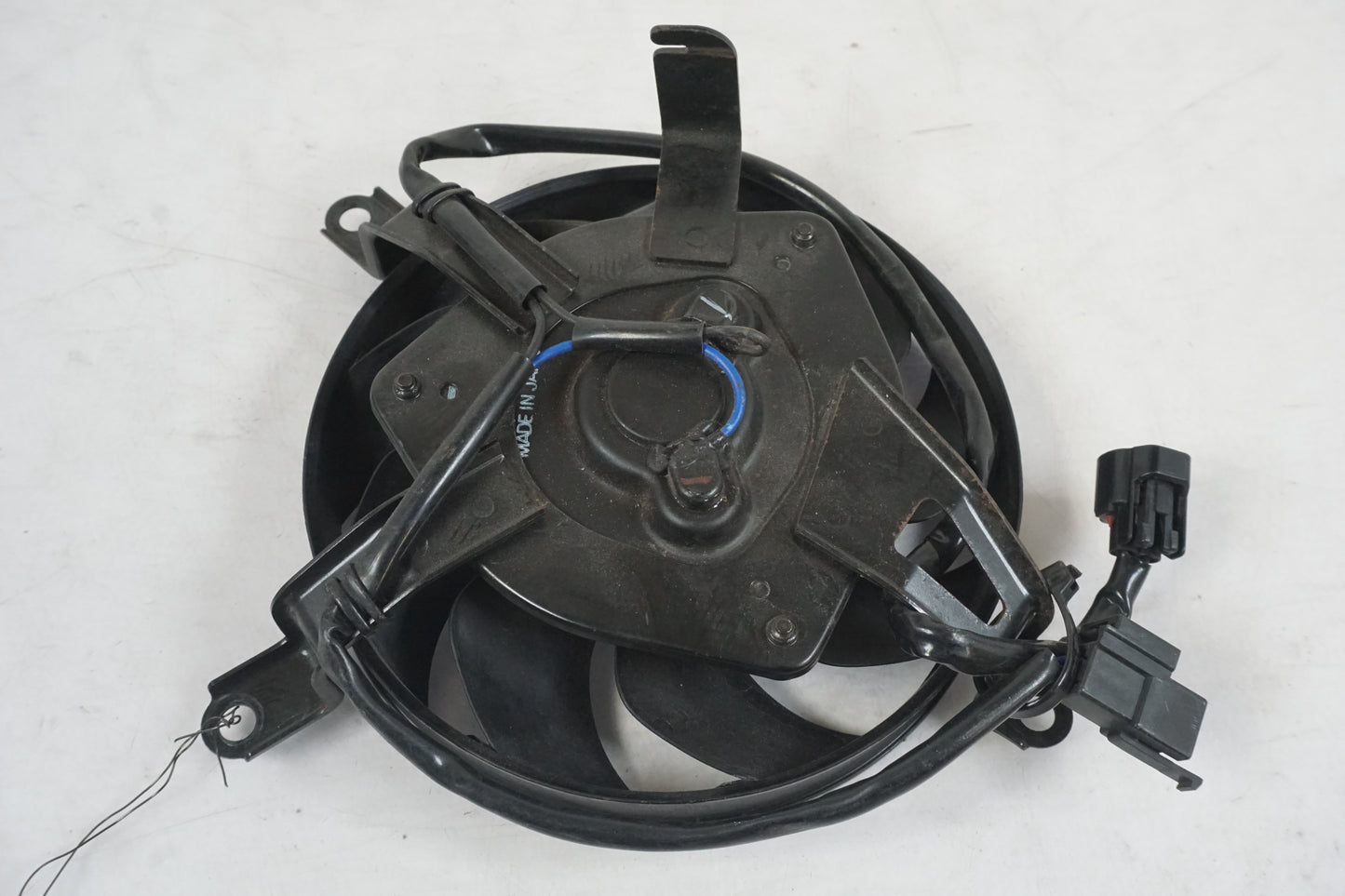 Baksidan på Vattenkylfläkt från en Suzuki DL 1000 -2003 motorcykel.