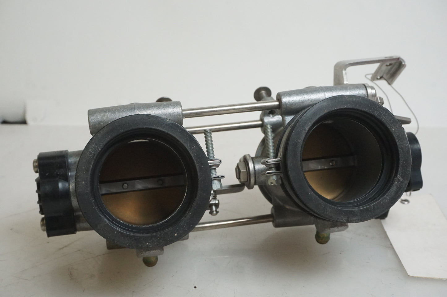 Vänster sida på Spjällhus från en BMW F 800 S -2009 motorcykel.