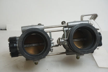 Vänster sida på Spjällhus från en BMW F 800 S -2009 motorcykel.