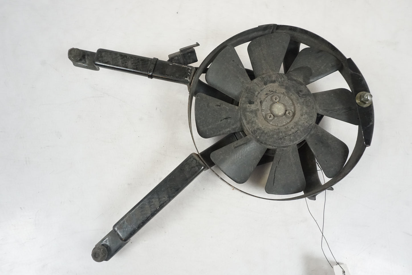 Framsidan på Vattenkylfläkt från en Yamaha FZR 1000 -1993 motorcykel.