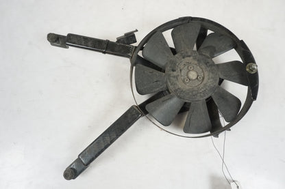 Framsidan på Vattenkylfläkt från en Yamaha FZR 1000 -1993 motorcykel.