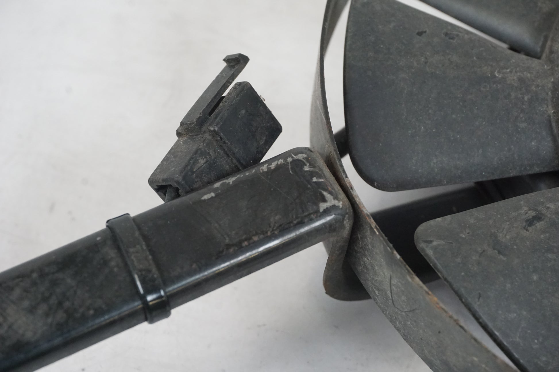 Baksidan på Vattenkylfläkt från en Yamaha FZR 1000 -1993 motorcykel.