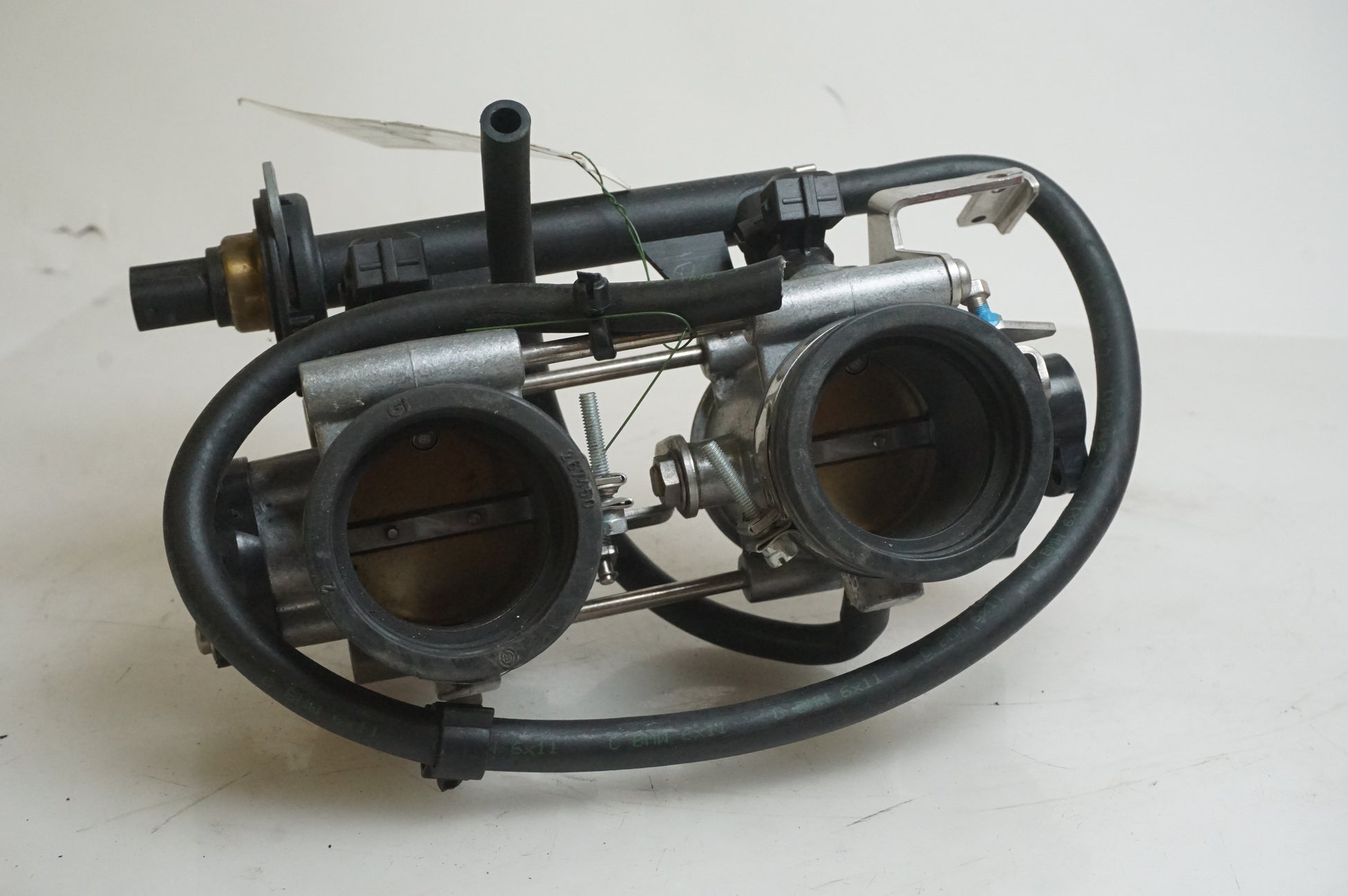 Framsidan på Spjällhus från en BMW F 800 ST -2008 motorcykel.