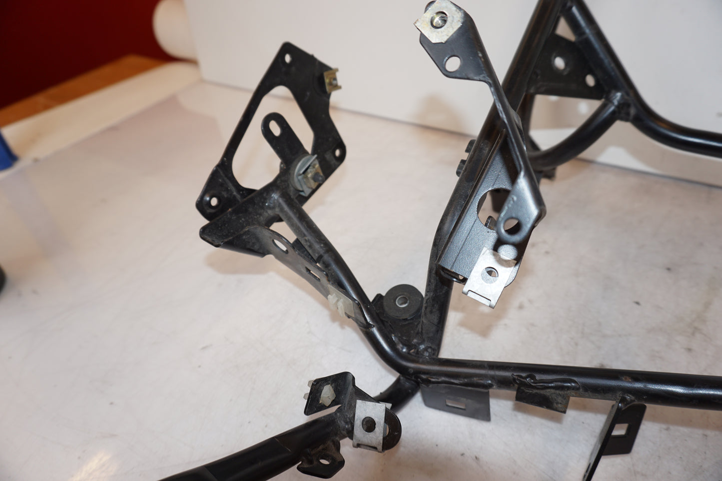 Snett nerifrån på Toppkåpstag från en BMW R 1150 RT -2003 motorcykel.