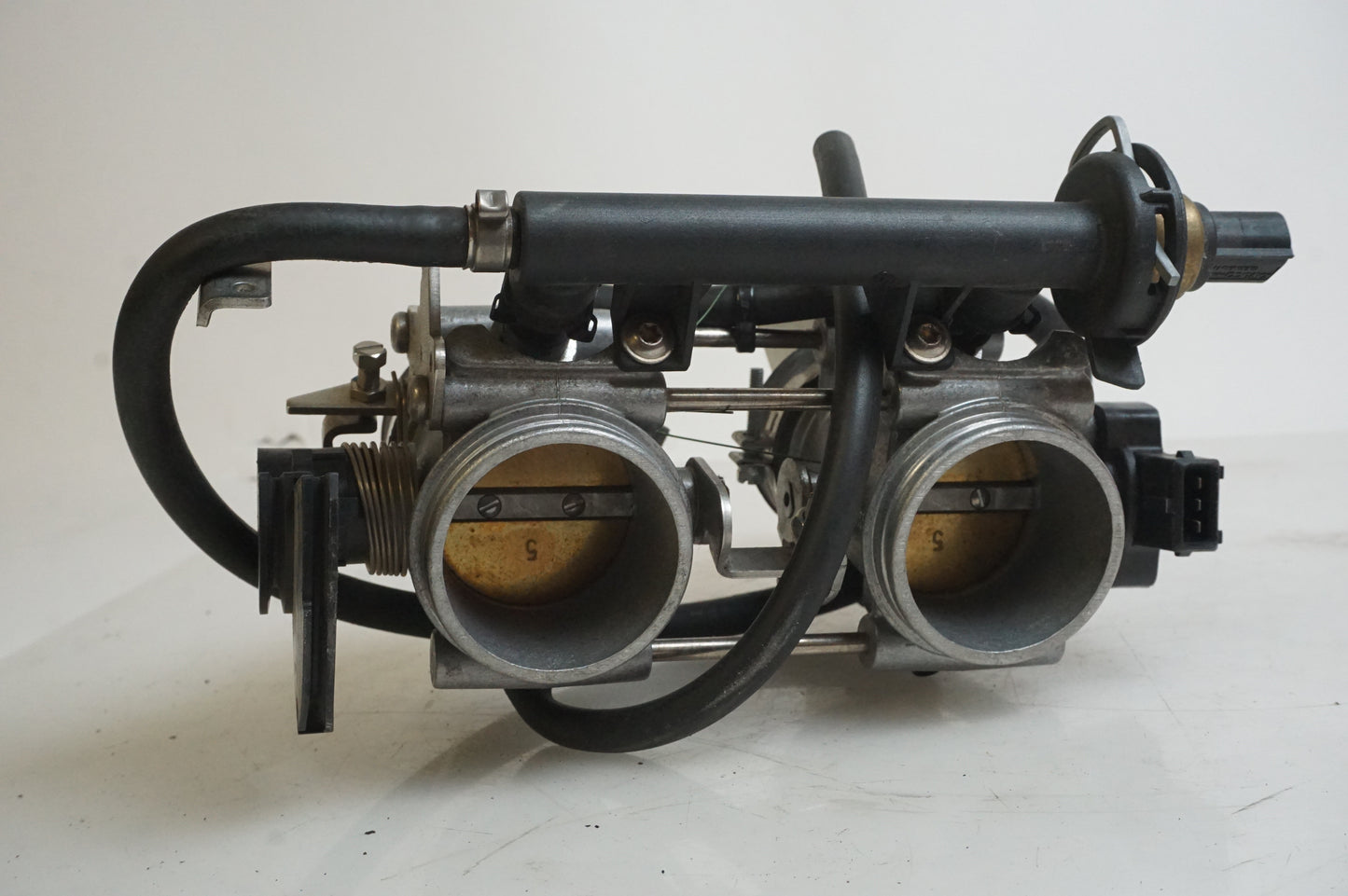 Baksidan på Spjällhus från en BMW F 800 ST -2008 motorcykel.