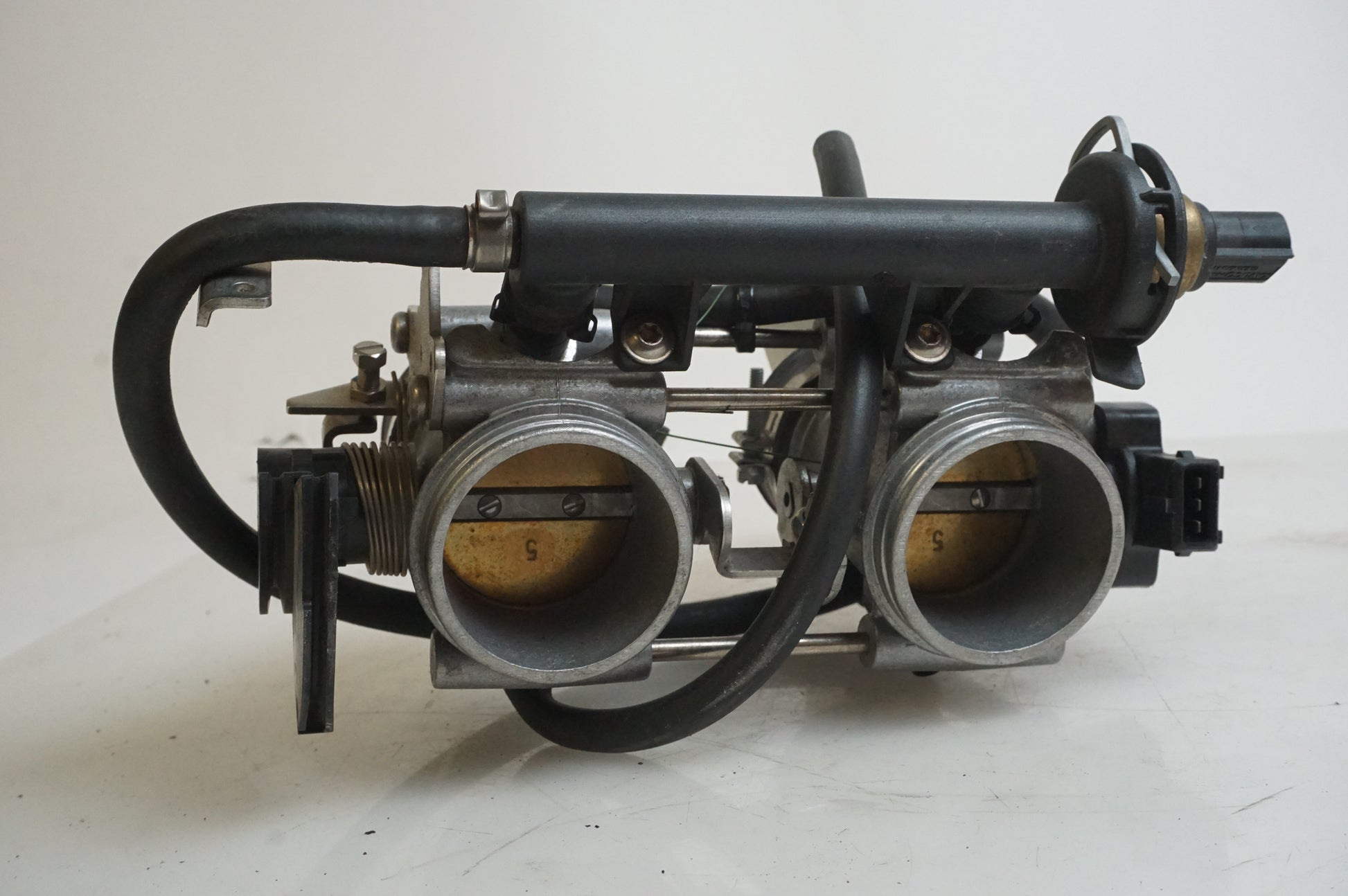 Baksidan på Spjällhus från en BMW F 800 ST -2008 motorcykel.