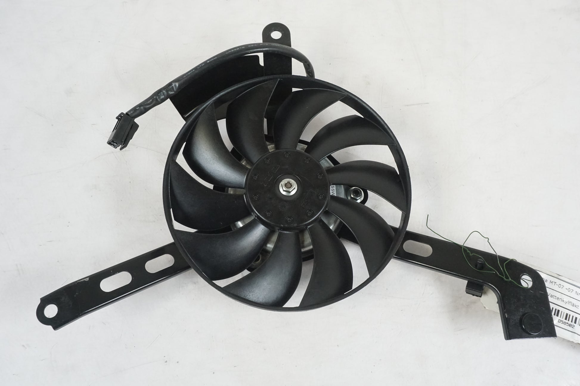 Framsidan på Vattenkylfläkt från en Yamaha MT-07 -2014 motorcykel.