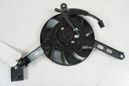 Baksidan på Vattenkylfläkt från en Yamaha MT-07 -2014 motorcykel.